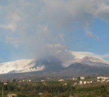 Emergenza Etna: Acireale chiede lo stato di calamità per la caduta di  lapilli e cenere vulcanica