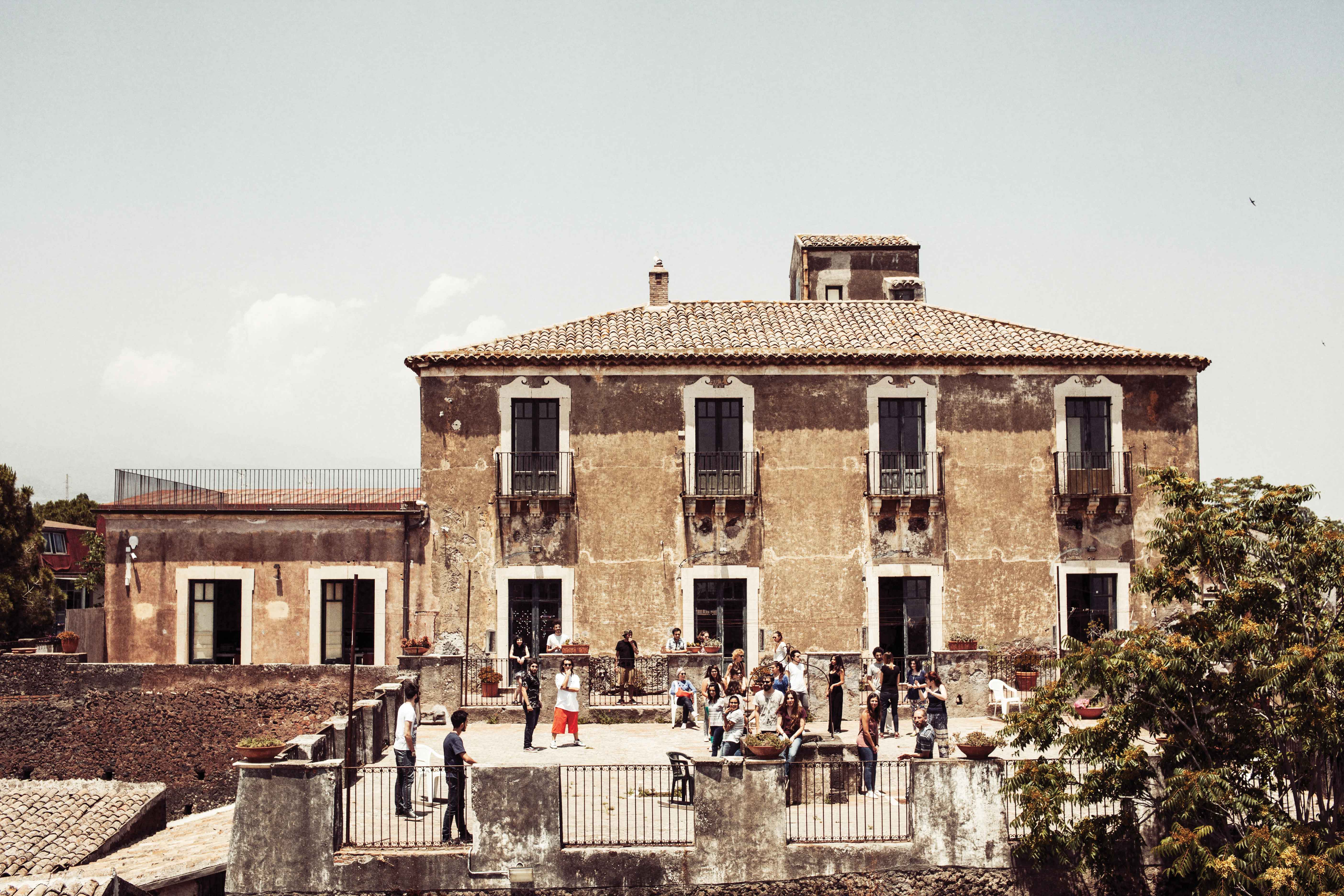 L'antico caseggiato settecentesco, sede dell'Abadir a SAnt'Agata LI Battiati (CT).