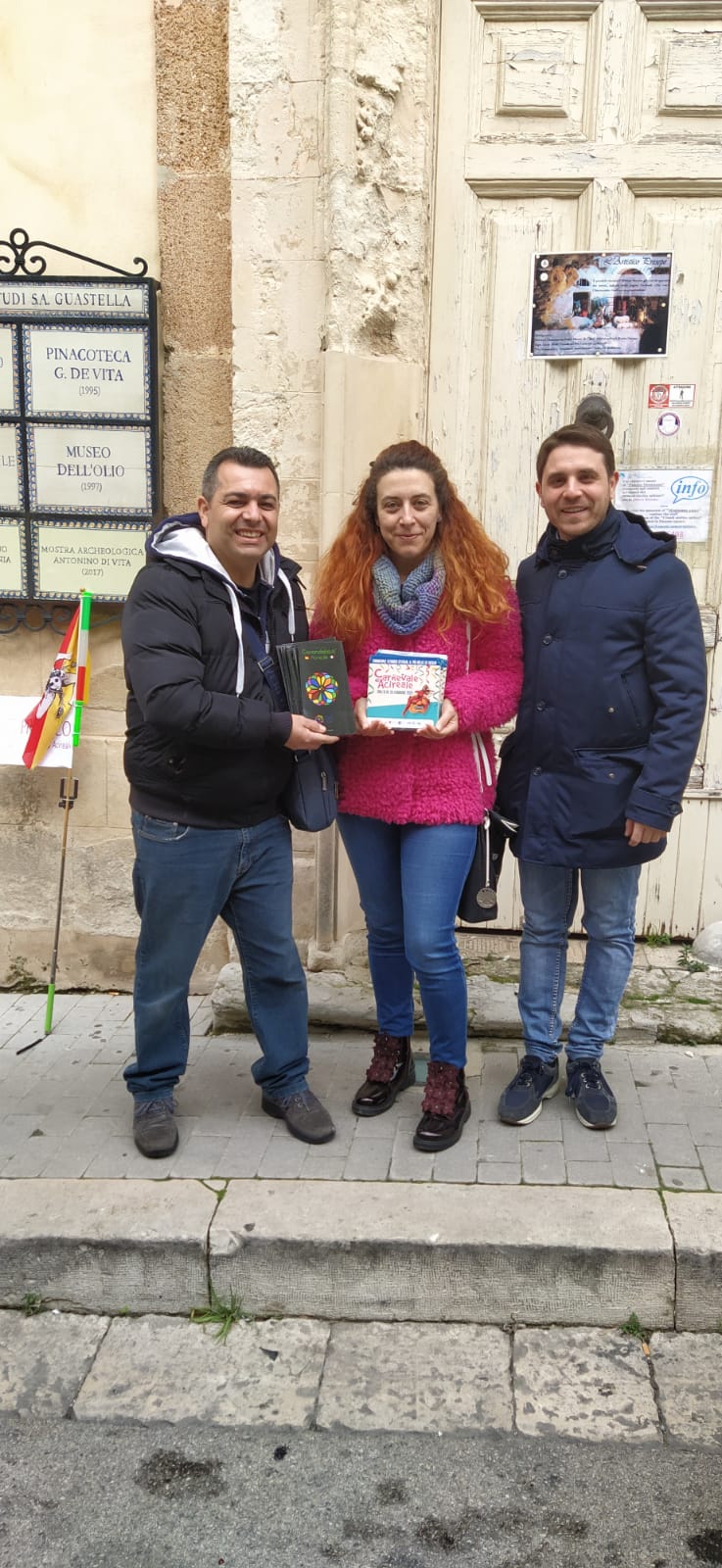 La Pro Loco Acireale consegna il materiale promozionale della Città di Acireale al membro del CDA e tesoriere della Pro Loco Chiaramonte Gulfi, Elisa Ragusa