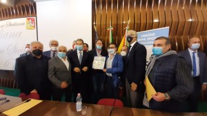 consegna premio ussi a manlio messina